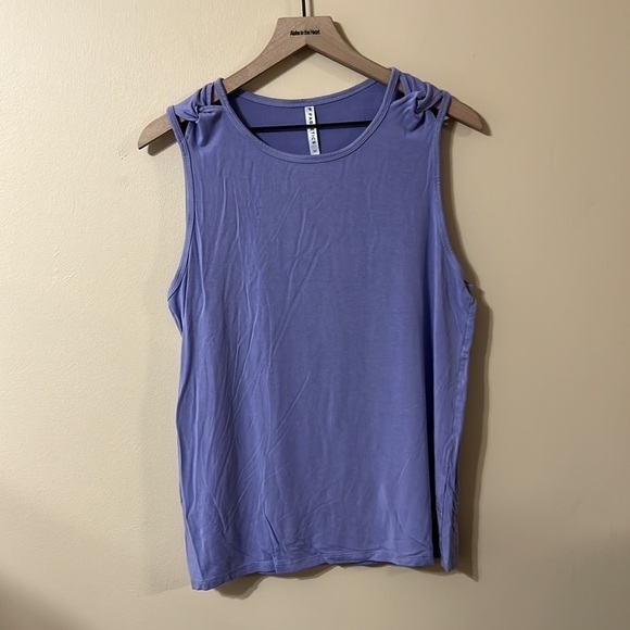 Fabletics workout tanktop with shoulder design - Picture 2 of 5